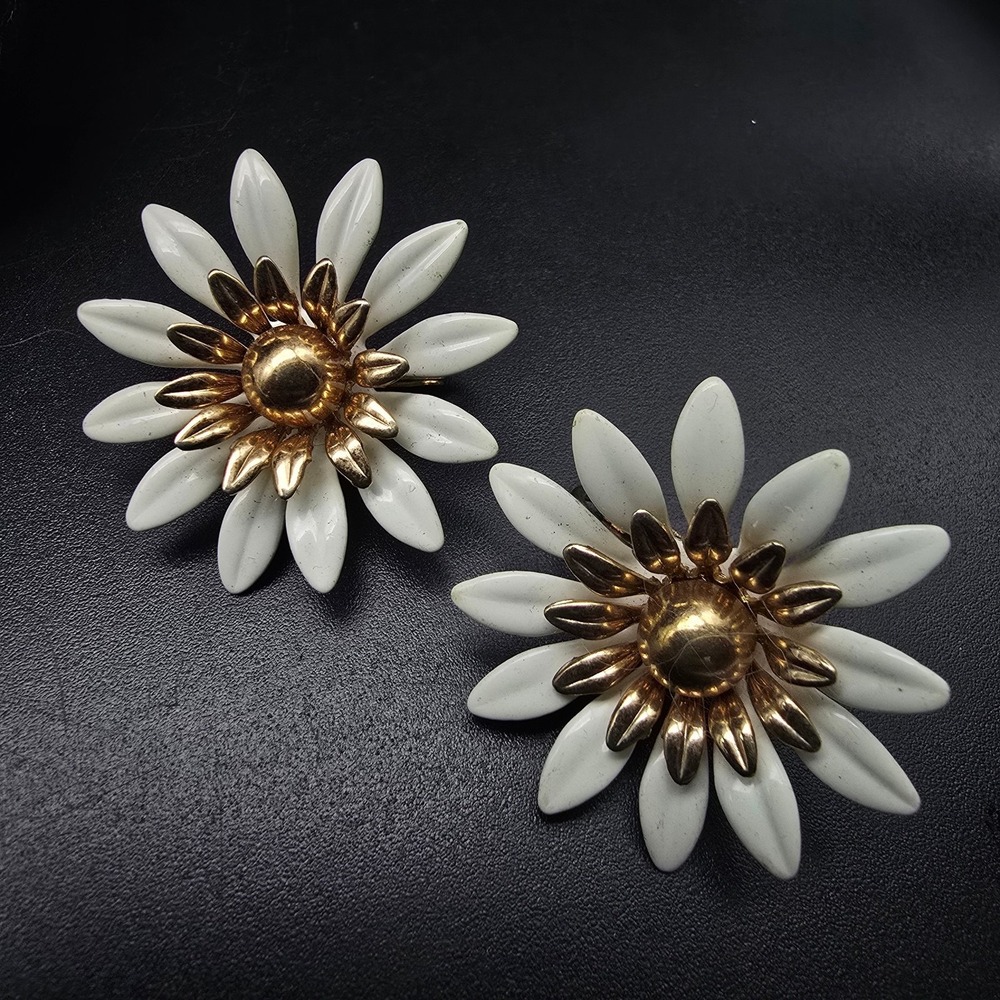 Sarah Coventry White Gold Tone Flower Clip On Earrings Fashion Petals Vintage